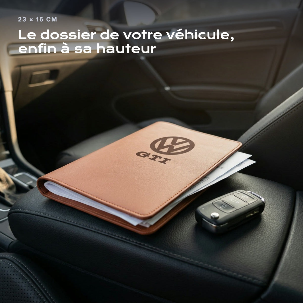 Porte-documents Volkswagen GTI posé sur un siège, avec des factures