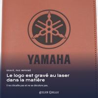 Logo YAMAHA gravé au laser dans le simili cuir