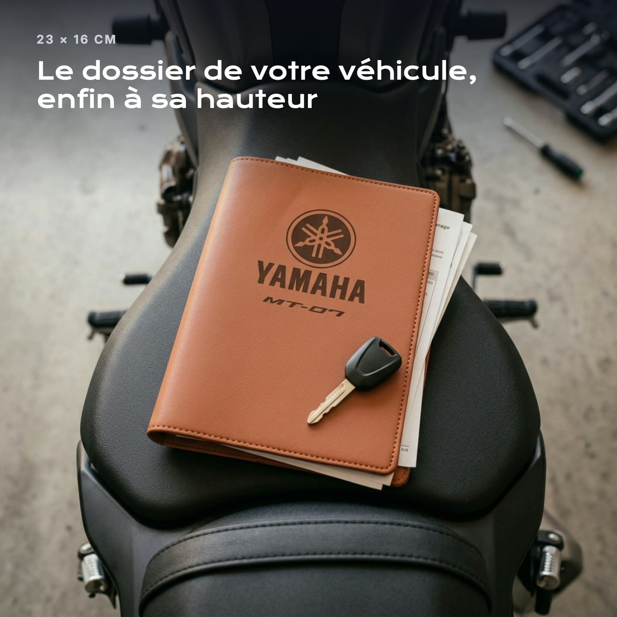 Porte-documents Yamaha MT-07 posé sur un siège, avec des factures
