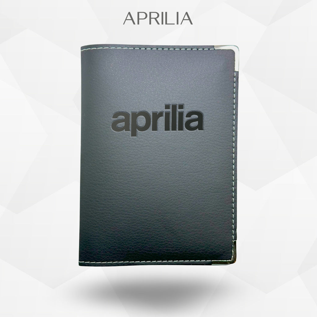 Porte carte grise Aprilia – étui simili cuir gravure laser Atelier Guillot