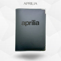 Porte carte grise Aprilia – étui simili cuir gravure laser Atelier Guillot
