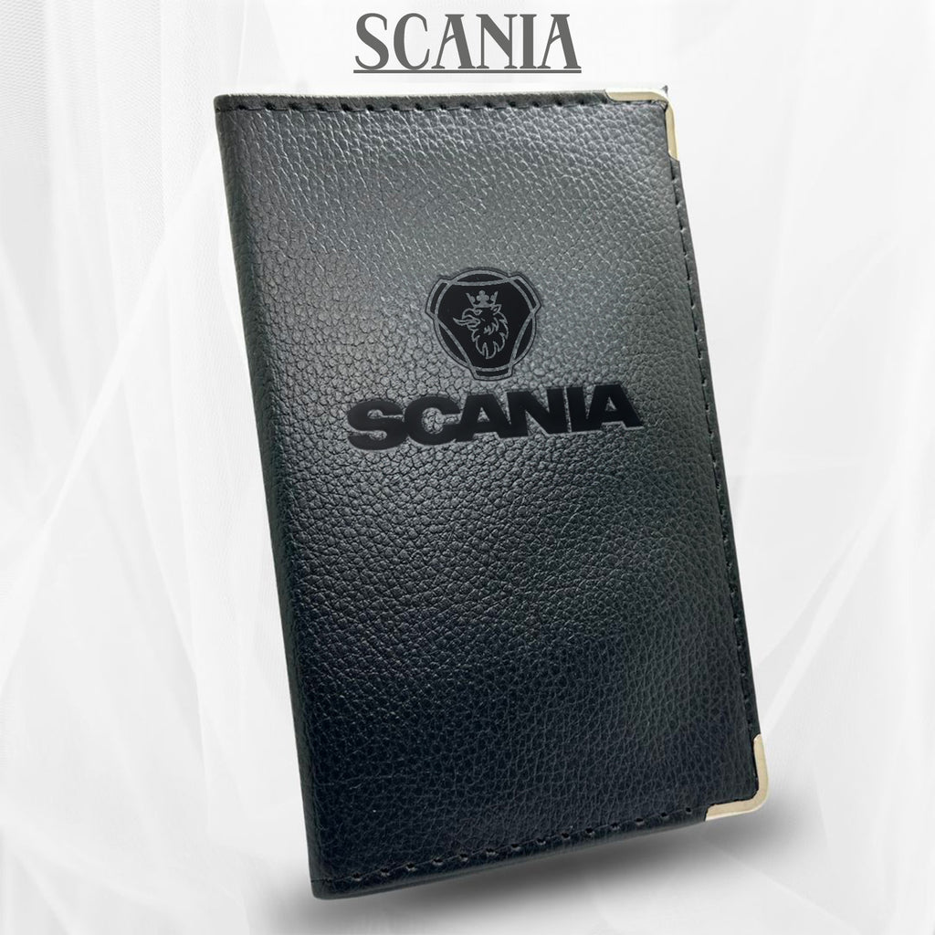 pochette de rangement pour carte grise de couleur noire en simili cuir avec logo scania
