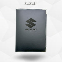 Porte carte grise Suzuki – étui simili cuir gravure laser Atelier Guillot