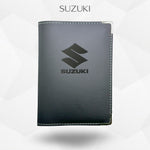 Porte carte grise Suzuki – étui simili cuir gravure laser Atelier Guillot