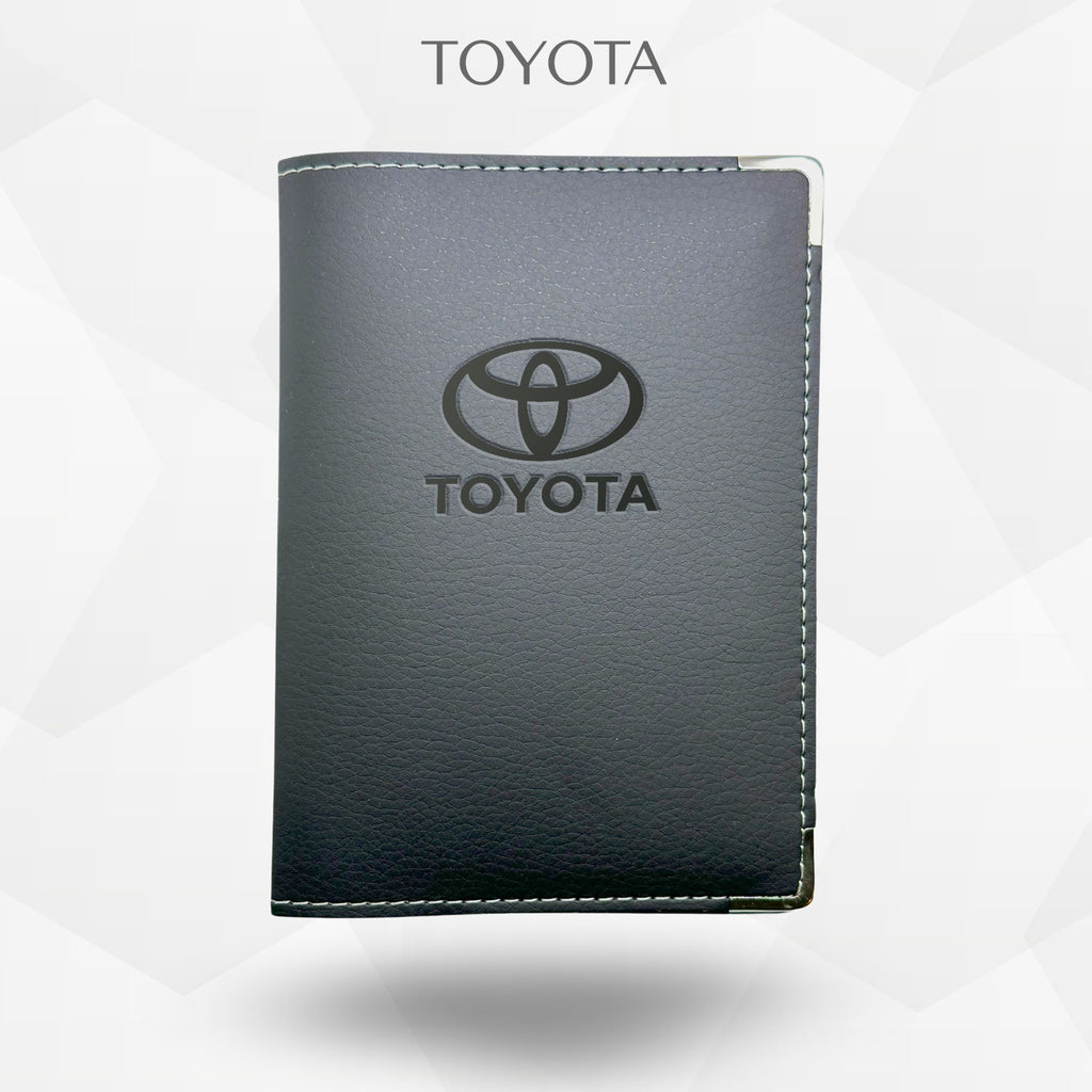 Porte carte grise Toyota – étui simili cuir gravure laser Atelier Guillot