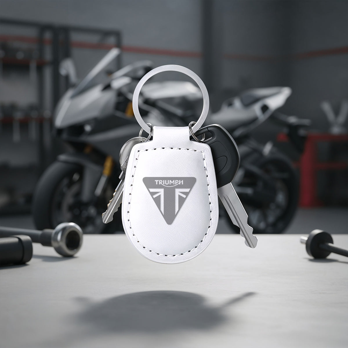 Porte-clé moto Triumph — Écusson gravure laser simili cuir Atelier Guillot