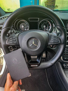 Porte Carte Grise Mercedes dans une voiture 