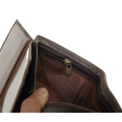 pochette zippé a l'intérieur d'un porte carte en cuir