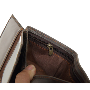 pochette zippé a l'intérieur d'un porte carte en cuir