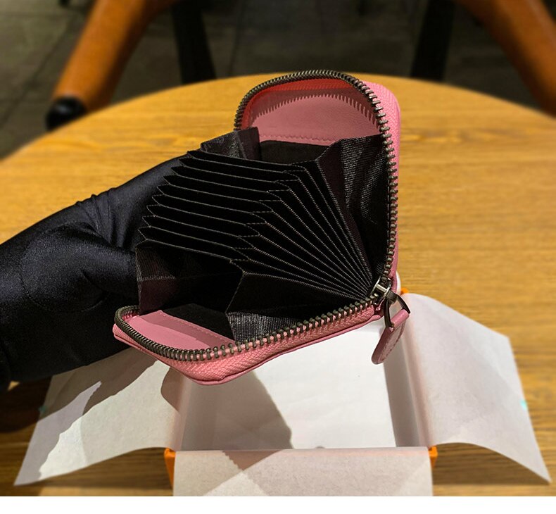 porte cartes rose avec plusieurs compartiments pour carte bancaire
